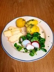 Kartoffeln, Limburger, Butter und Feldsalat