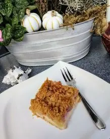 Herbstlicher Obstkuchen mit knusprigen Haferflockenstreuseln