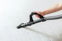 Matratze reinigen: Hausmittel & Tipps gegen Flecken und Gerüche