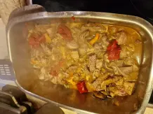 Gulasch mit Waldpilzen und Zwiebeln