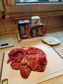 Gulasch mit Waldpilzen und Zwiebeln