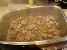 Gulasch mit Waldpilzen und Zwiebeln