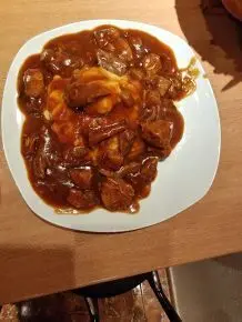 Gulasch mit Waldpilzen und Zwiebeln