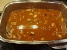 Gulasch mit Waldpilzen und Zwiebeln