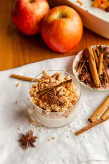 Bratapfel-Crumble auf Zimtcreme