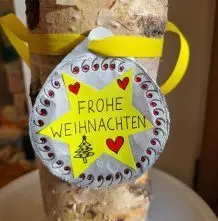 Weihnachtsgeschenkanhänger aus Joghurtdeckel