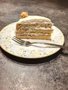 Nuss-Sahne-Torte mit Himbeermus und Giottos