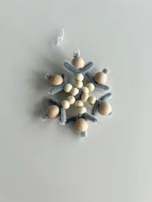 Schneeflocken aus Pfeifenputzern basteln
