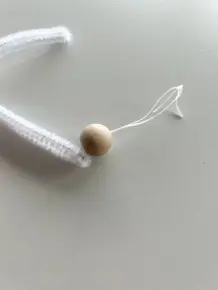 Schneeflocken aus Pfeifenputzern basteln