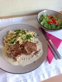 Kalbsmedaillons mit Spätzle und Steinpilz-Soße