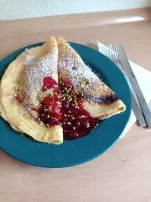 Süße gefüllte Pfannkuchen mit Beeren