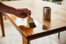 Holztisch reinigen und pflegen: einfache Tipps und Hausmittel