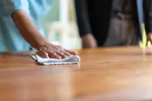 Holztisch reinigen und pflegen: einfache Tipps und Hausmittel