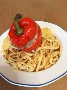 Gefüllte Paprika mit Hack auf Spätzlenest