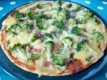 Tiefkühlpizza mit Brokkoli und Hollandaise aufpeppen