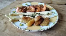 Panierte Garnelen mit Bratkartoffeln und schneller Sauce Hollandaise