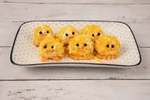 Frischkäse-Küken-Bällchen selber machen – Osterbrunch-Rezept