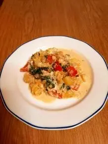 Gemüsepfanne mit Spinat & Kartoffeln – Vegetarisches Rezept mit Sahnesoße