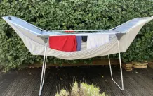 Spannbettlaken platzsparend aufhängen (Wäscheständer-Trick)