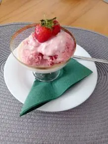 Erdbeereis mit Vanillesoße selber machen