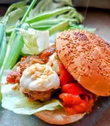 Mediterraner Pesto-Burger mit Tomaten