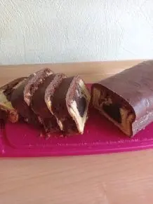 Klassischer Marmorkuchen mit Schokoguss