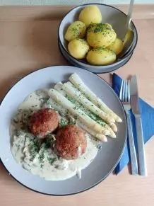Geflügelhackbällchen mit Champignonsoße