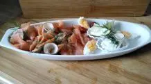 Geräucherter Lachs mit Meerrettich, Ei und Apfelrose