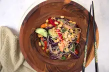 Asiatischer Glasnudelsalat mit Erdnuss-Dressing
