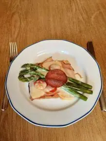 Spargel-Toast überbacken mit Schinken, Käse & Salami