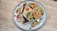 Spaghetti mit gebratenem Lachs, Tomaten & Zwiebeln