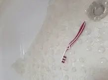 Duschmatte reinigen mit Zahnbürste