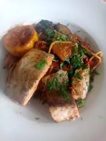 Spaghetti mit Lachs und Tomatensoße