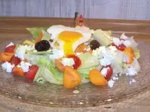 Salat mit Kartoffeln und Spiegelei