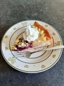 Apfel-Heidelbeer-Kuchen mit Streuseln