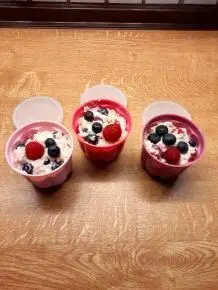 Haferflockenbrei mit Beeren für Kleinkinder
