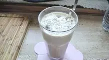 Eiskaffee mit Vanilleeis, Milch & Sahne