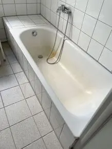 Rötliche Verfärbungen in Badewanne entfernen