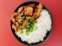 Karamellisierte Hähnchenbrust mit Reis (asiatische Art)