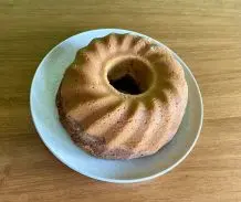 Kuchen leichter aus Form lösen – Trick mit Mehl