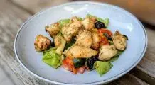 Gegrillte Hähnchenstreifen auf frischem Spätsommersalat