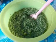 Möhrengrün-Pesto mit Haselnüssen