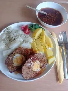 Hackbraten mit Ei in Zwiebelsoße