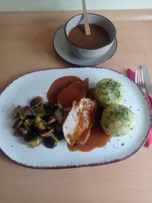 Schweinebraten mit Knödeln