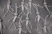 Makramee-Skelett als Halloweendeko