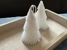 Tannenbäumchen aus Wabenpapier basteln