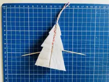 Tannenbäumchen aus Wabenpapier basteln