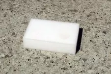 Flecken auf Steinterrasse mit Schmutzradierern entfernen