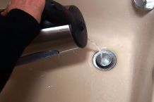 Verstopften Abfluss nur mit Spülmittel und Wasser reinigen