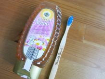 Spröde Lippen - einfach Zahnbürste und Honig benutzen